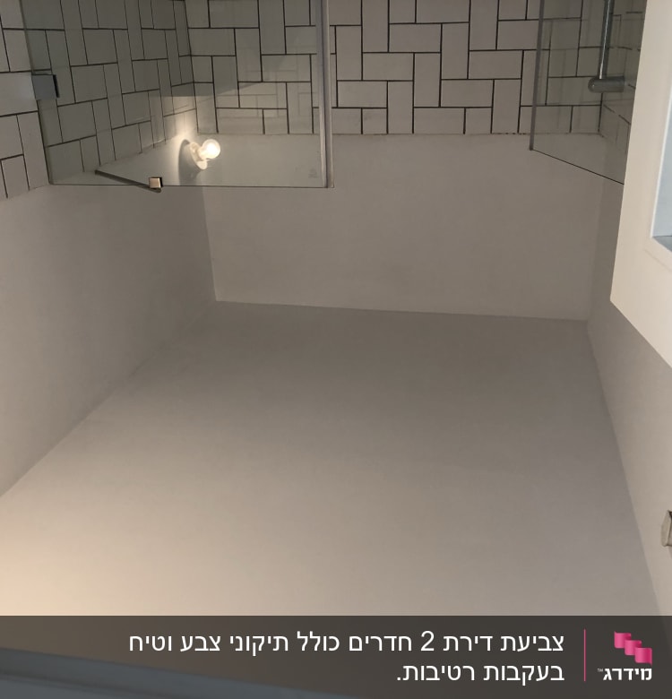 קיר צבוע בלבן עם אריחים לבנים